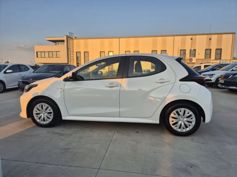 Toyota Yaris HYBRID-1,5-А/Т