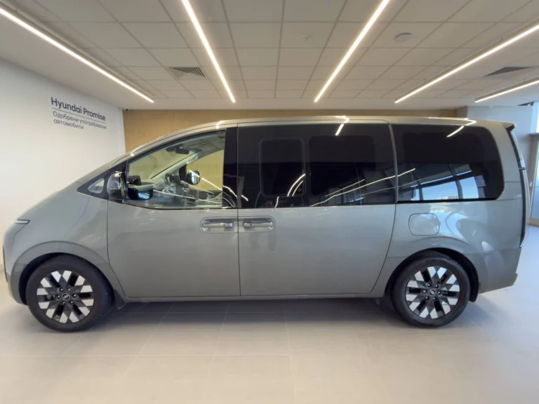 Hyundai STARIA LUX AWD