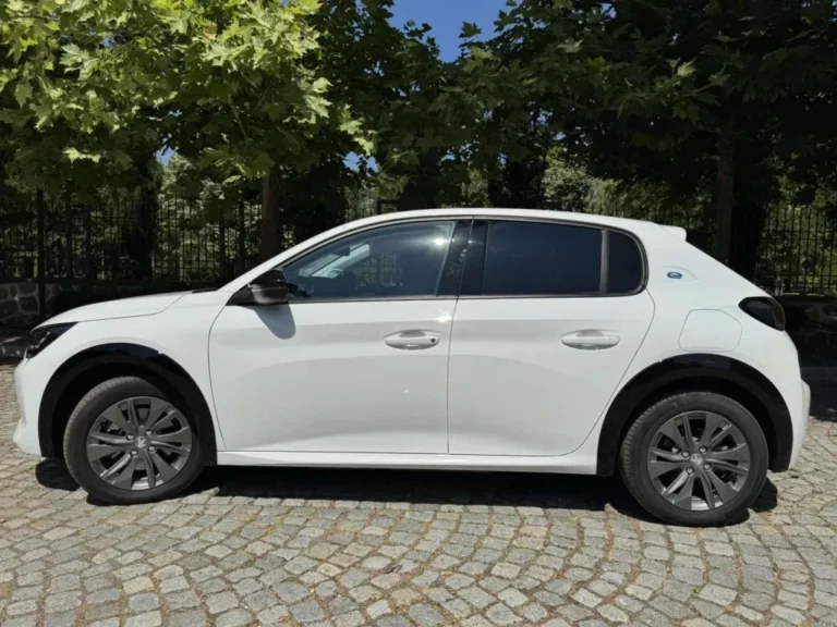 Peugeot e-208