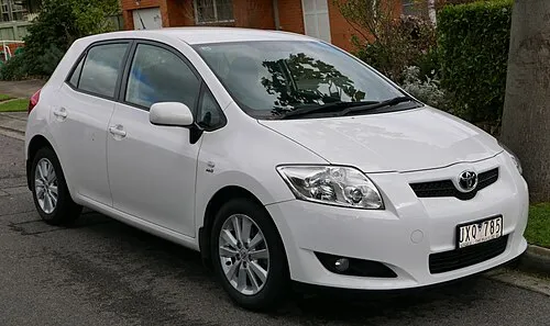2007 toyota corolla (zre152r) conquest seca 5 door hatchback (2015 07 03) 01 (cropped)