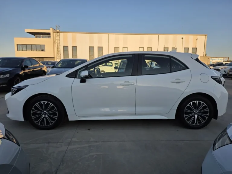 Toyota Corolla 1, 8 HYBRID A/T