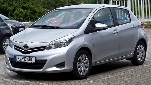 toyota yaris (xp130) – frontansicht, 21. juli 2012, heiligenhaus (cropped)